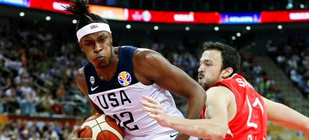 Myles Turner y Sertac Sanli