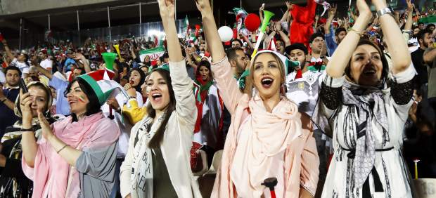 Mujeres de Irán viendo un partido de fútbol