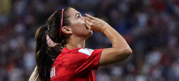 Alex Morgan celebra su gol a Inglaterra