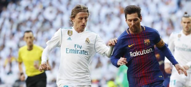 Luka Modric y Leo Messi disputan un balón en el clásico