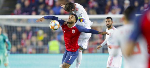 Sergio Ramos lucha por un balón con Joshua King