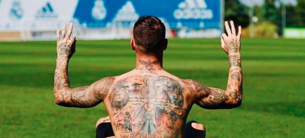 Sergio Ramos luce tatuajes en su espalda