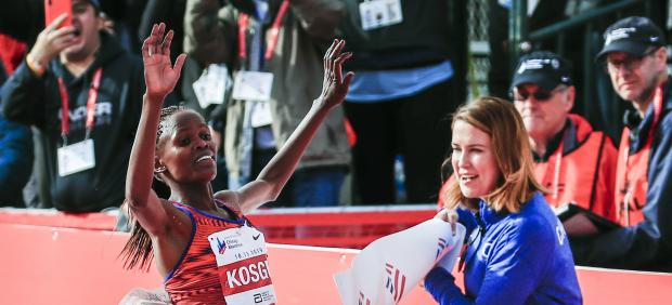 Brigid Kosgei bate el récord del mundo de maratón en Chicago