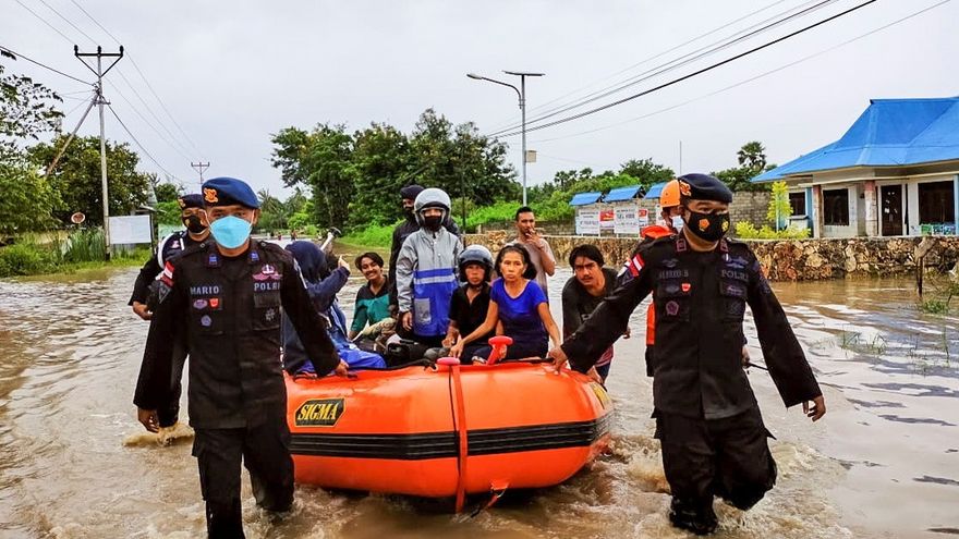 Al menos 95 muertos por las inundaciones en Indonesia y Timor Oriental