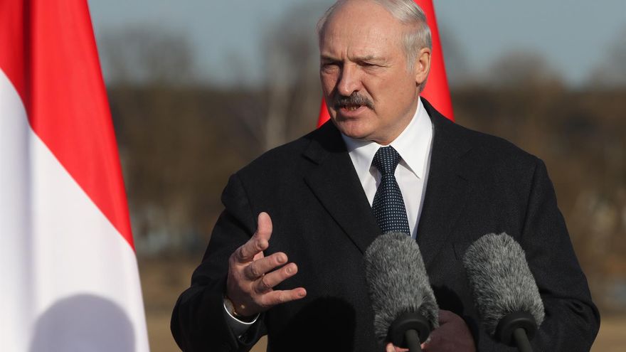La oposición bielorrusa acusa a Lukashenko de desviar un avión a Minsk para detener a un periodista