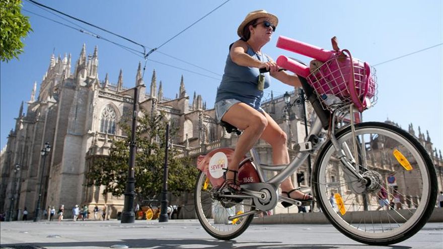 Carriles segregados, aparcamientos en estaciones y bicis al tren: la estrategia del Gobierno para fomentar la bicicleta