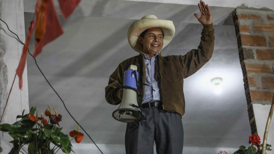 El candidato Pedro Castillo adelanta a Fujimori y lidera un ajustado recuento oficial en las elecciones peruanas