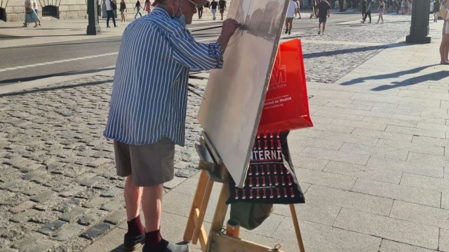 Antonio López vuelve a pintar en la Puerta del Sol para completar un cuadro inacabado hace 11 años