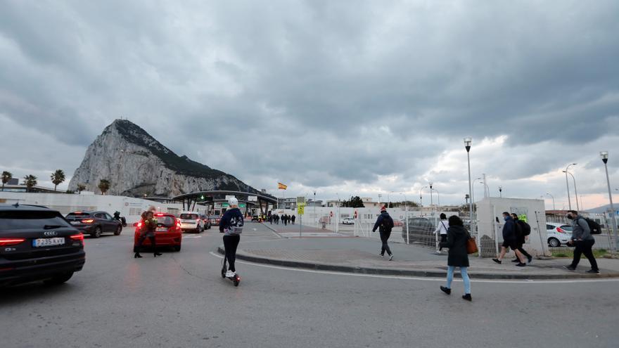 El control de fronteras, la igualdad laboral o el equilibrio fiscal, escollos en la negociación entre Londres y la UE sobre Gibraltar