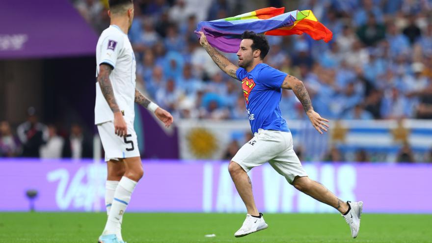 Un espontáneo irrumpe con una bandera arcoíris y una camiseta en apoyo a las mujeres iraníes en el Portugal-Uruguay de Qatar