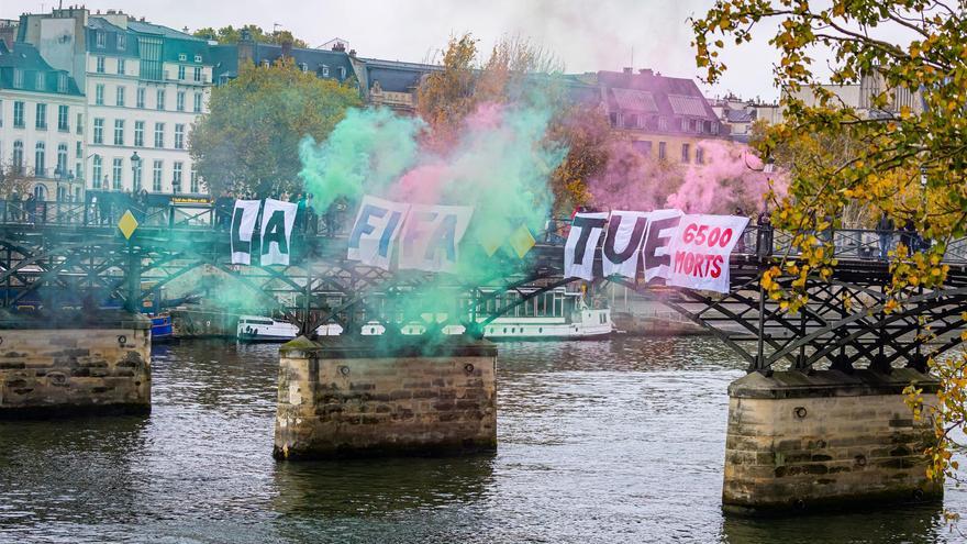 Varios activistas cuelgan una pancarta contra el Mundial de Qatar en París: 