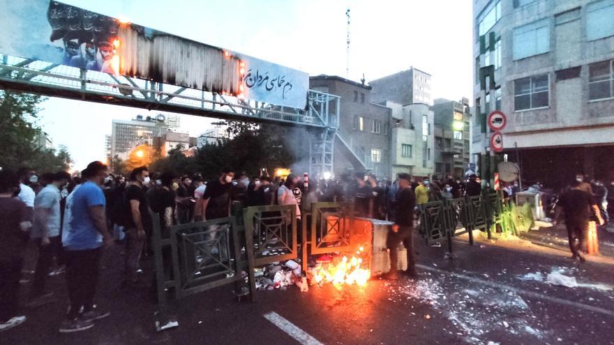 Irán asegura que suprimirá la policía de la moral, la fuerza que detuvo a la joven Mahsa Amini, tras meses de protestas