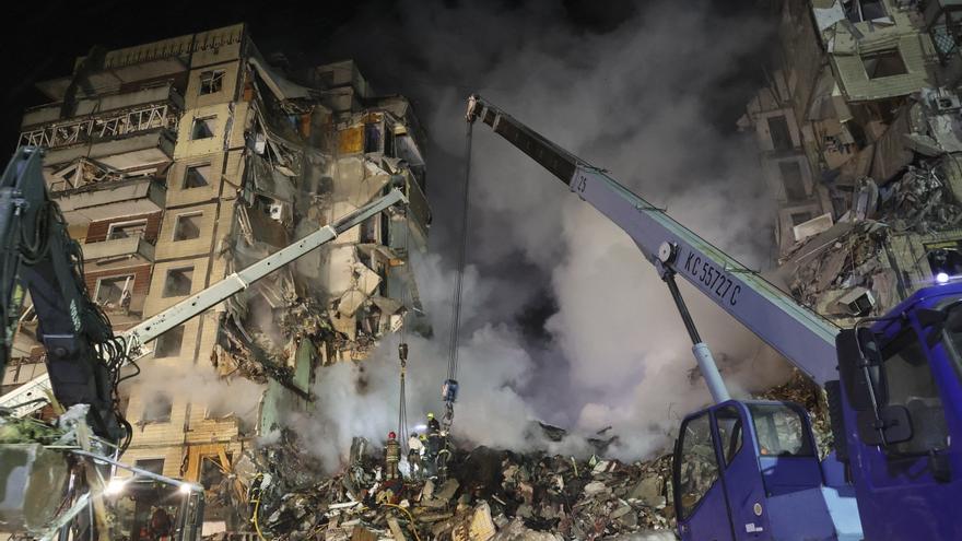 35 muertos y una treintena de desaparecidos tras el ataque ruso contra un edificio residencial en Dnipro