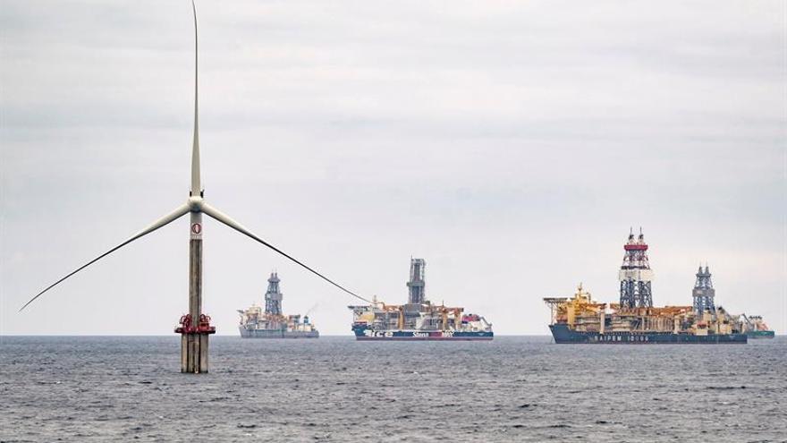 El año electoral y las protestas contra los macroparques renovables tensionan el despegue de la eólica marina en España