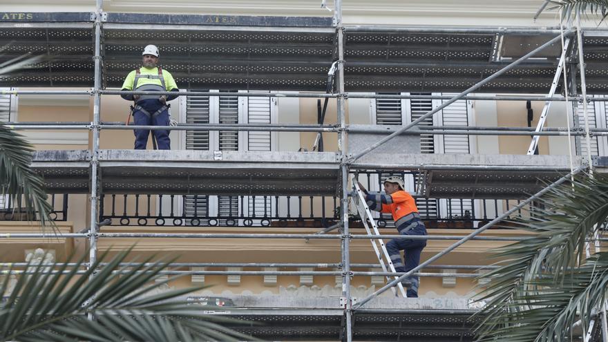 2022 cierra rozando los 20,5 millones de trabajadores pero no logra bajar de los tres millones de parados