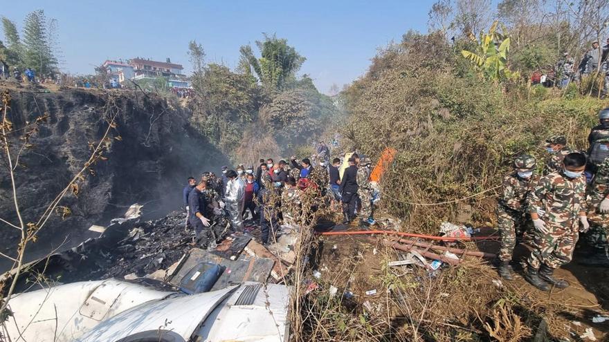 Al menos 68 fallecidos tras estrellarse un avión con 72 pasajeros a bordo en Nepal