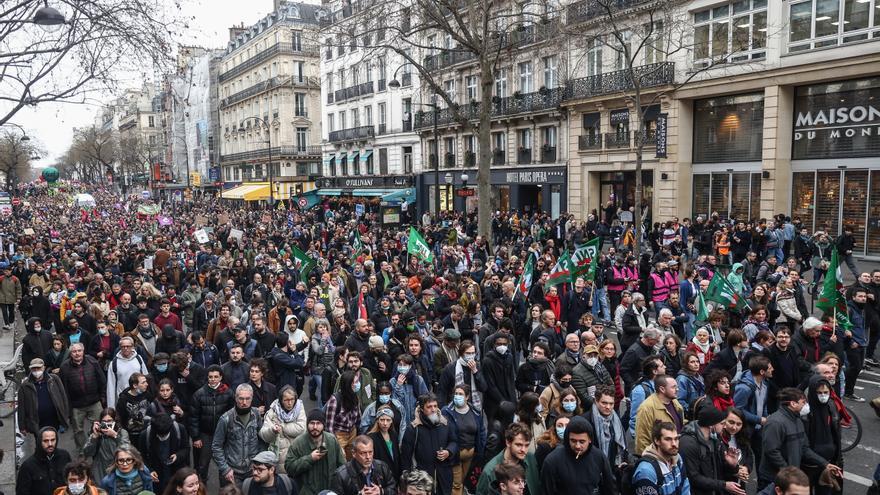 La calle mantiene el pulso contra el decreto de las pensiones de un Macron aislado
