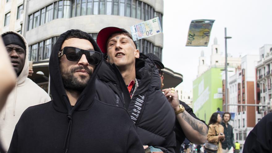 Yung Beef lanza miles de euros en el centro de Madrid para promocionar su nuevo disco