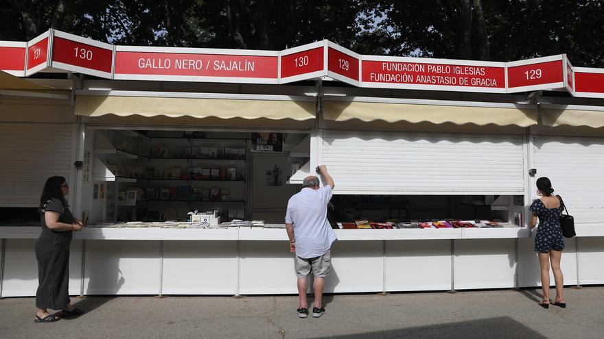 La solidaridad de editoriales y librerías resuelve la falta de espacio de la Feria del Libro este año