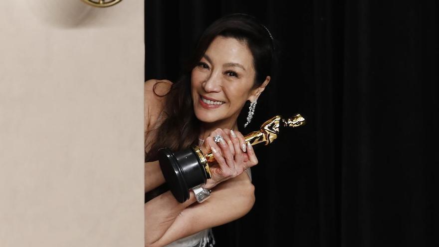 Michelle Yeoh hace historia y se convierte en la primera mujer asiática en ganar el Oscar