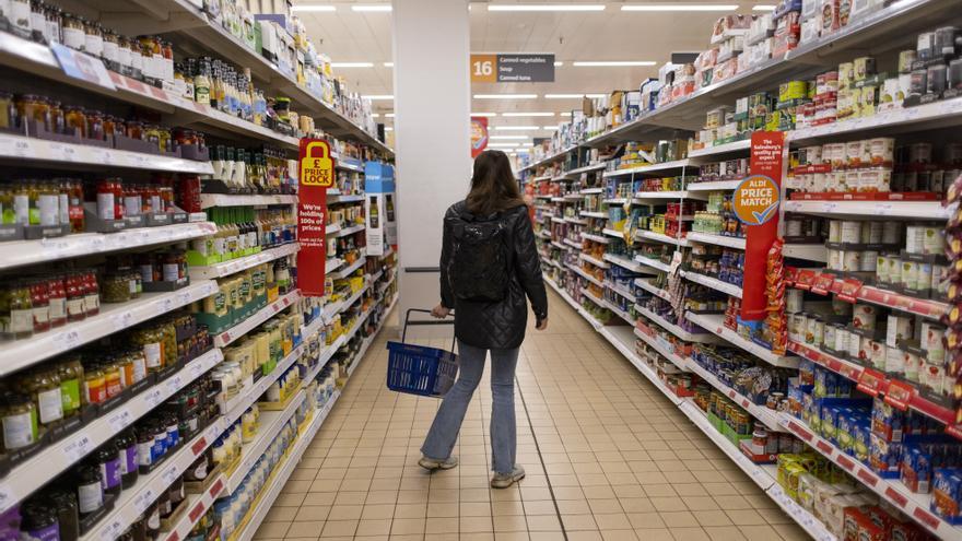 La bajada del IVA de los alimentos ahorra 85 euros anuales a las rentas más altas y 35 euros a los hogares más pobres