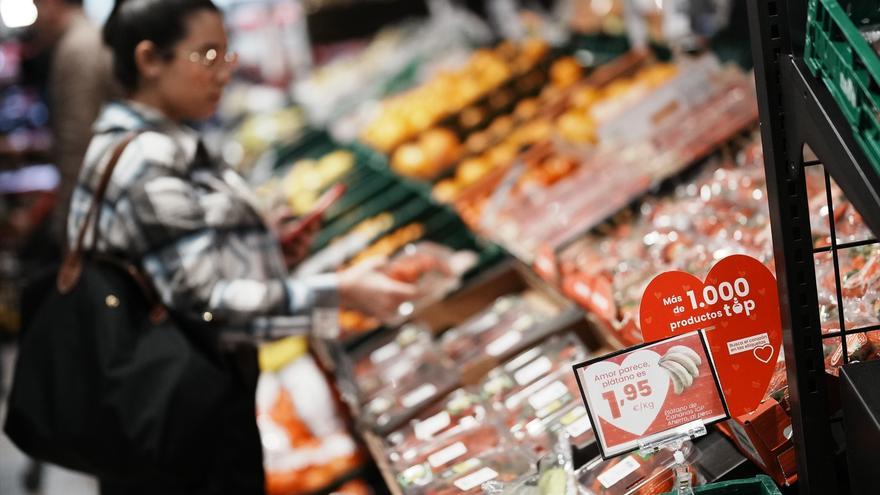 Las opciones más viables para abaratar los alimentos: seguir el modelo francés y más cheques para familias vulnerables