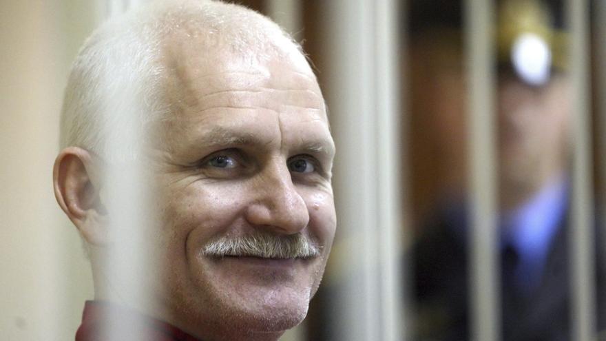 La Justicia bielorrusa condena a 10 años de cárcel a Alés Bialiatski, activista y Nobel de la Paz
