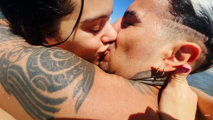 Rosalía y Rauw Alejandro explotan su relación a ritmo de bolero erótico