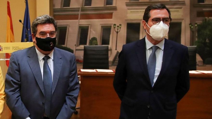 Escrivá recuerda a los empresarios que los costes laborales en España siguen 