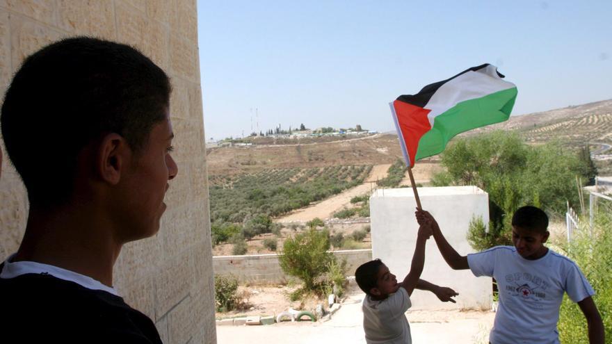 Israel avanza en una ley que impone un año de cárcel por exhibir banderas palestinas en público