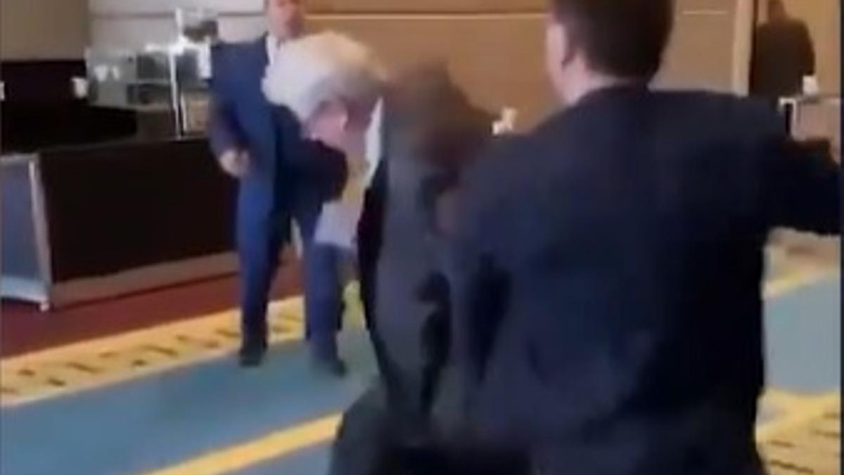 Pelea a puñetazos por la bandera entre un representante ucraniano y ruso durante una cumbre en Turquía