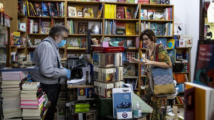 Diez editoriales demasiado pequeñas para la Feria del Libro encuentran refugio en un proyecto paralelo de tres librerías