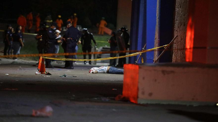 Mueren al menos nueve personas por una estampida en un estadio de El Salvador