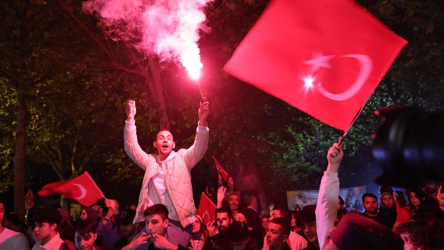 Erdogan lidera un tenso recuento en Turquía que apunta a una segunda vuelta