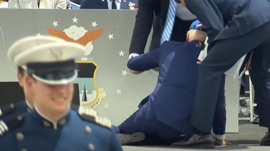 Biden se tropieza y cae al suelo durante una ceremonia en una academia militar