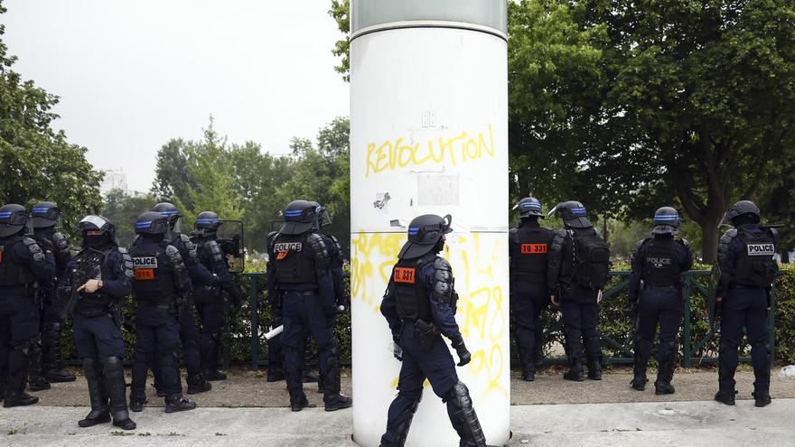 El juez envía a prisión al policía que mató a tiros a un menor en Nanterre