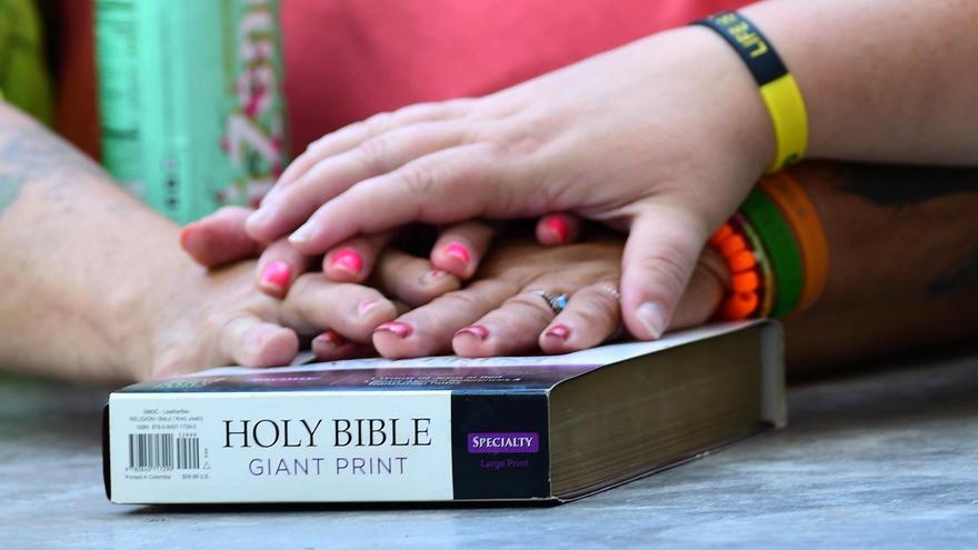 Un distrito escolar de Estados Unidos veta la Biblia en los colegios por su contenido “pornográfico”