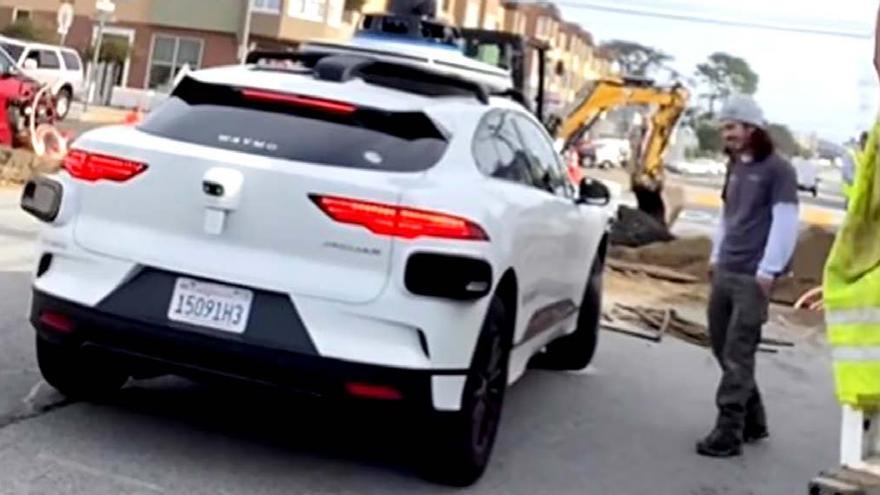 Policías y bomberos de San Francisco se hartan de los coches autónomos: 