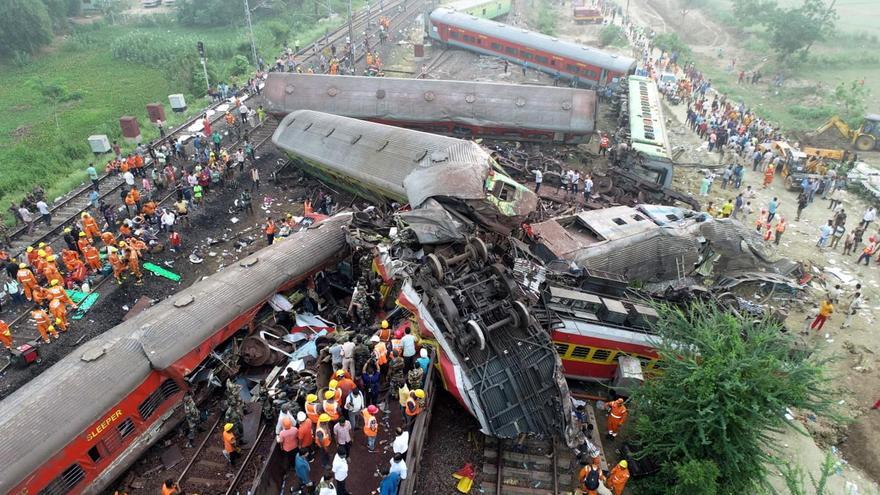 India prosigue las labores de rescate tras un accidente de tren que deja al menos 238 muertos y 900 heridos