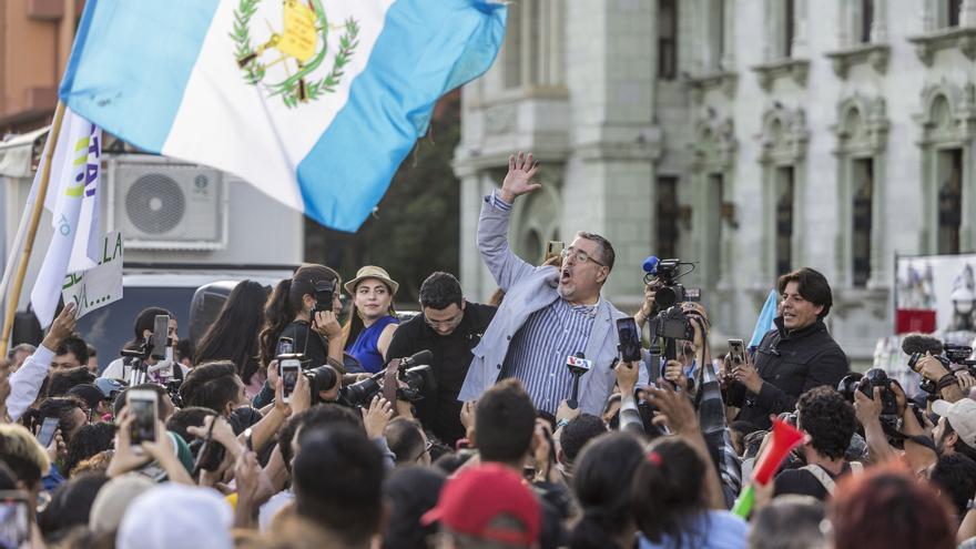 Quién es el candidato de izquierdas que ha dado la sorpresa frente a la deriva autoritaria de Guatemala