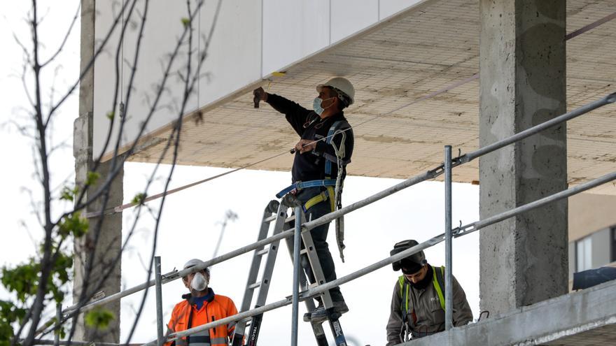 El paro cae en junio por debajo de los 2,7 millones de desempleados por primera vez en 15 años