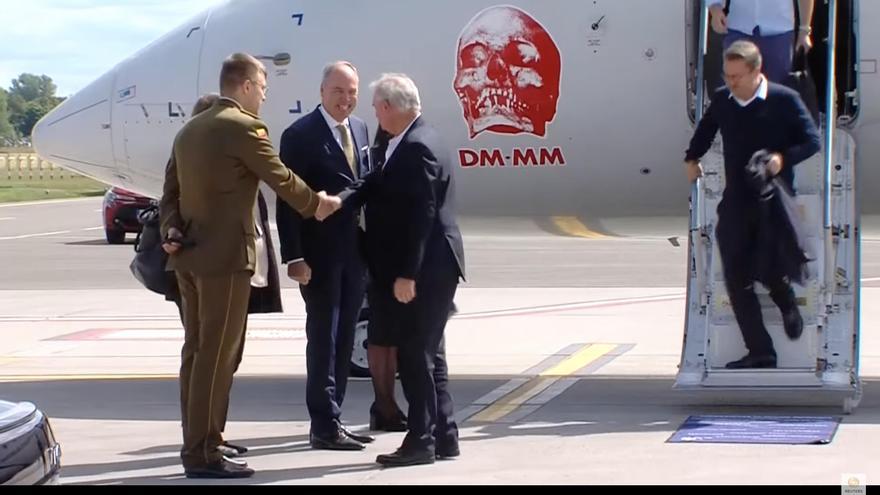 Cuando vas a la cumbre de la OTAN en el avión de Depeche Mode con calaveras rojas pintadas