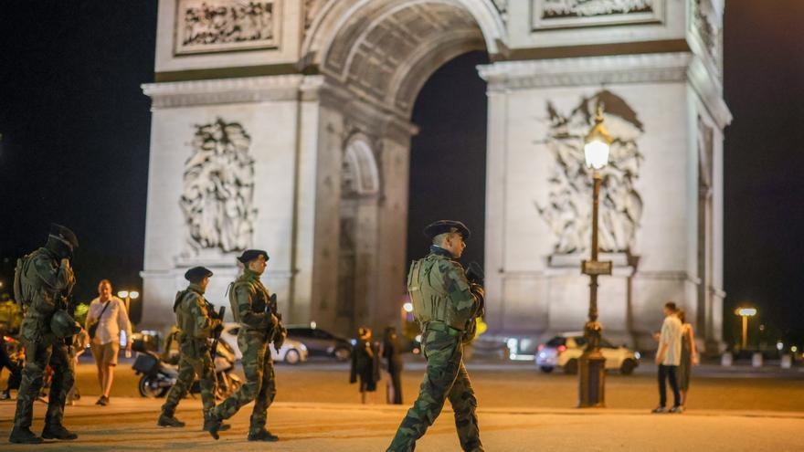 Los disturbios aminoran en Francia tras la conmoción por el ataque contra un alcalde de las afueras de París y su familia