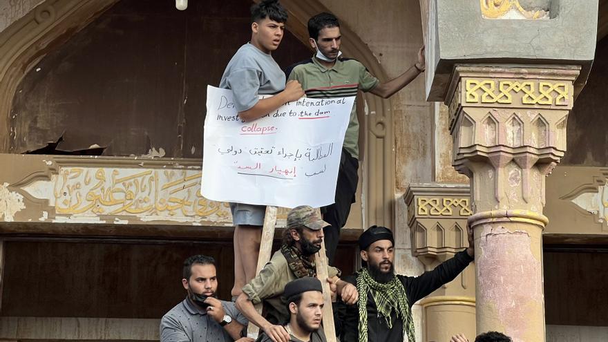 Ciudadanos de Derna queman la casa del alcalde durante las protestas por las muertes en las inundaciones de Libia