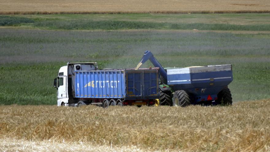 Bruselas pone fin a los vetos a importaciones ucranianas y Kiev se compromete a controlar los flujos