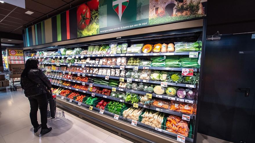 La mitad de los alimentos a los que se bajó el IVA ha subido de precio, según Facua