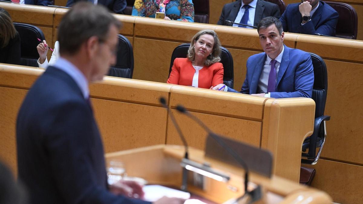 El líder del PP, Alberto Núñez Feijóo, y el presidente y la vicepresidenta en funciones, Pedro Sánchez y Nadia Calviño, en el Senado en la pasada legislatura.