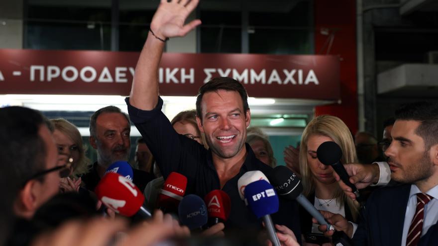 Un empresario, extrabajador de Goldman Sachs, se impone en la primera vuelta para suceder a Tsipras al frente de Syriza