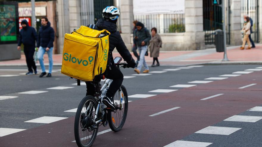 La rebelión de Glovo y Uber Eats llega a la justicia penal por demandas de riders tras un año a la espera de Trabajo