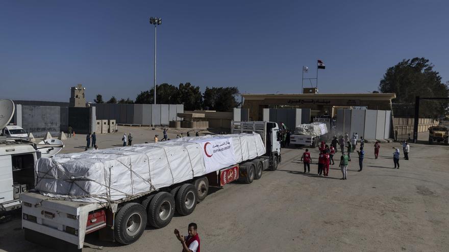 Los primeros 20 camiones con ayuda humanitaria entran a Gaza desde el paso egipcio de Rafah